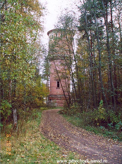 Водонапорная башня близ станции Зеленогорск. 
Фото О.Корешонков 06-10-2002