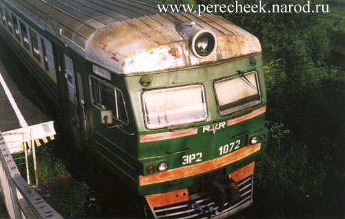 Электропоезд ЭР2-1072 у четвертой платформы ст. Мга