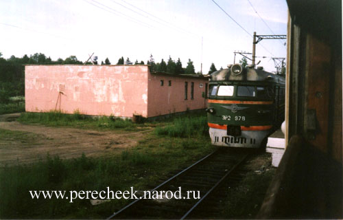 Станция Пустынька. Электропоезд ЭР2-978.